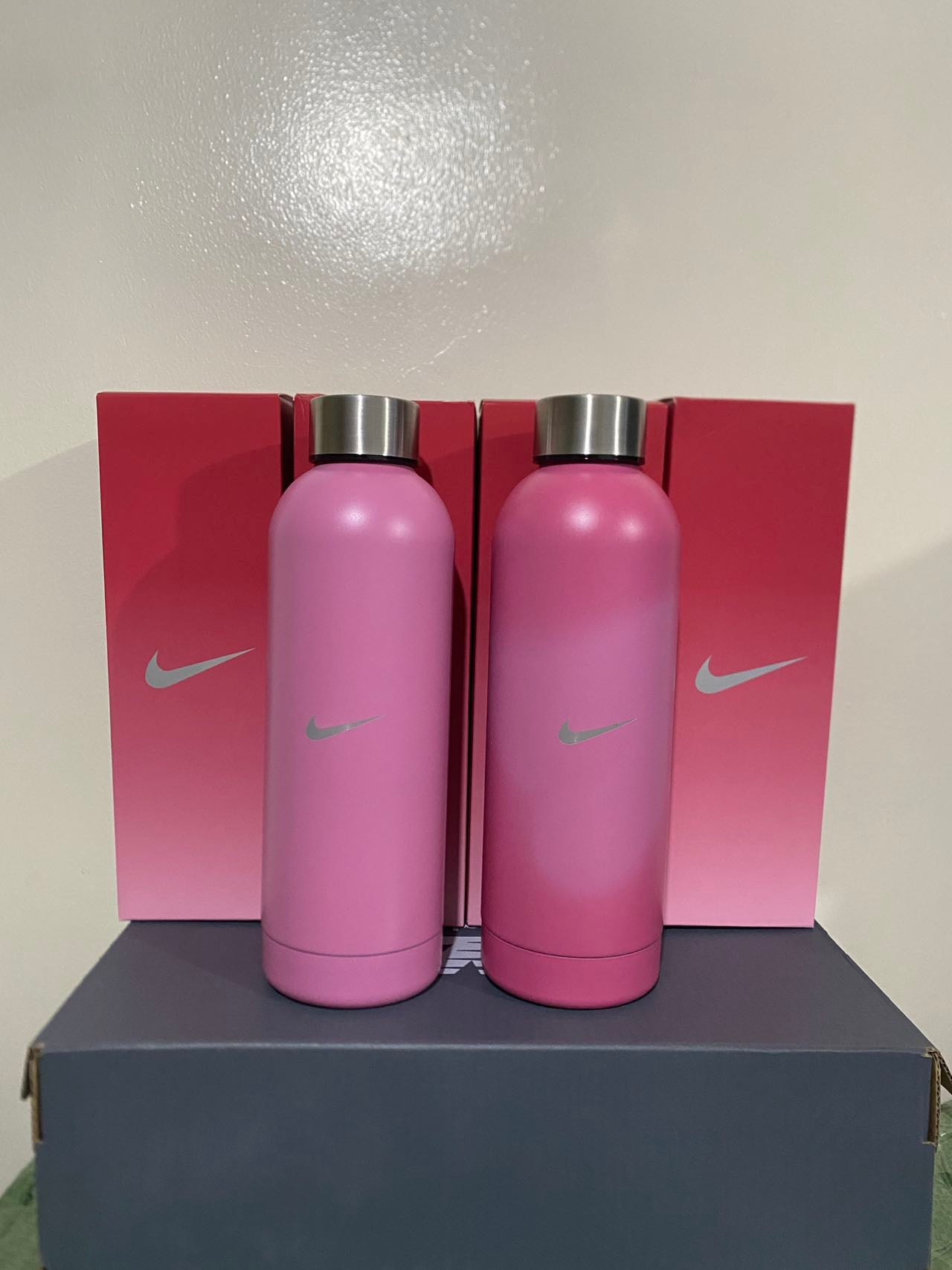 Nike Insulated stainless steel water bottle (temperature sensing color change, red to pink)