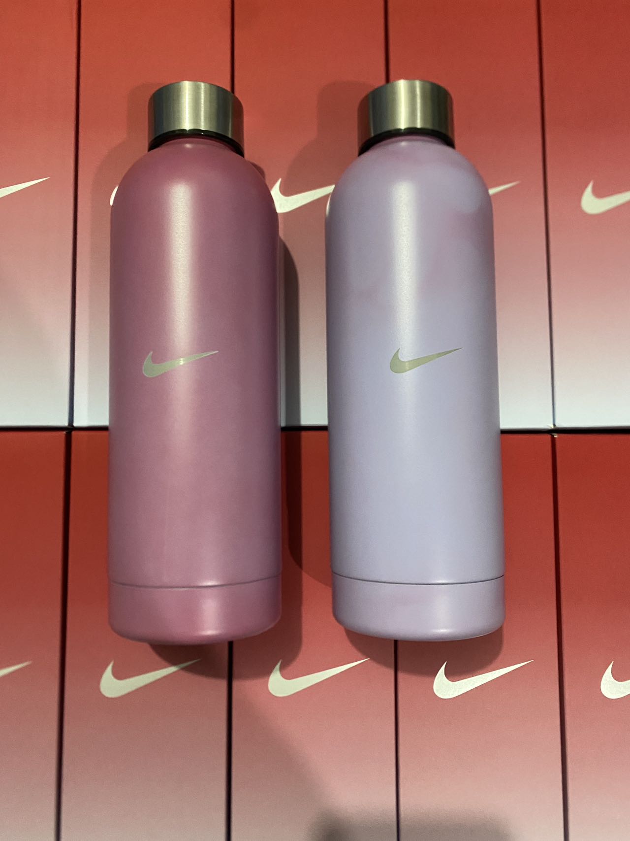 Nike Insulated stainless steel water bottle (temperature sensing color change, red to blue)